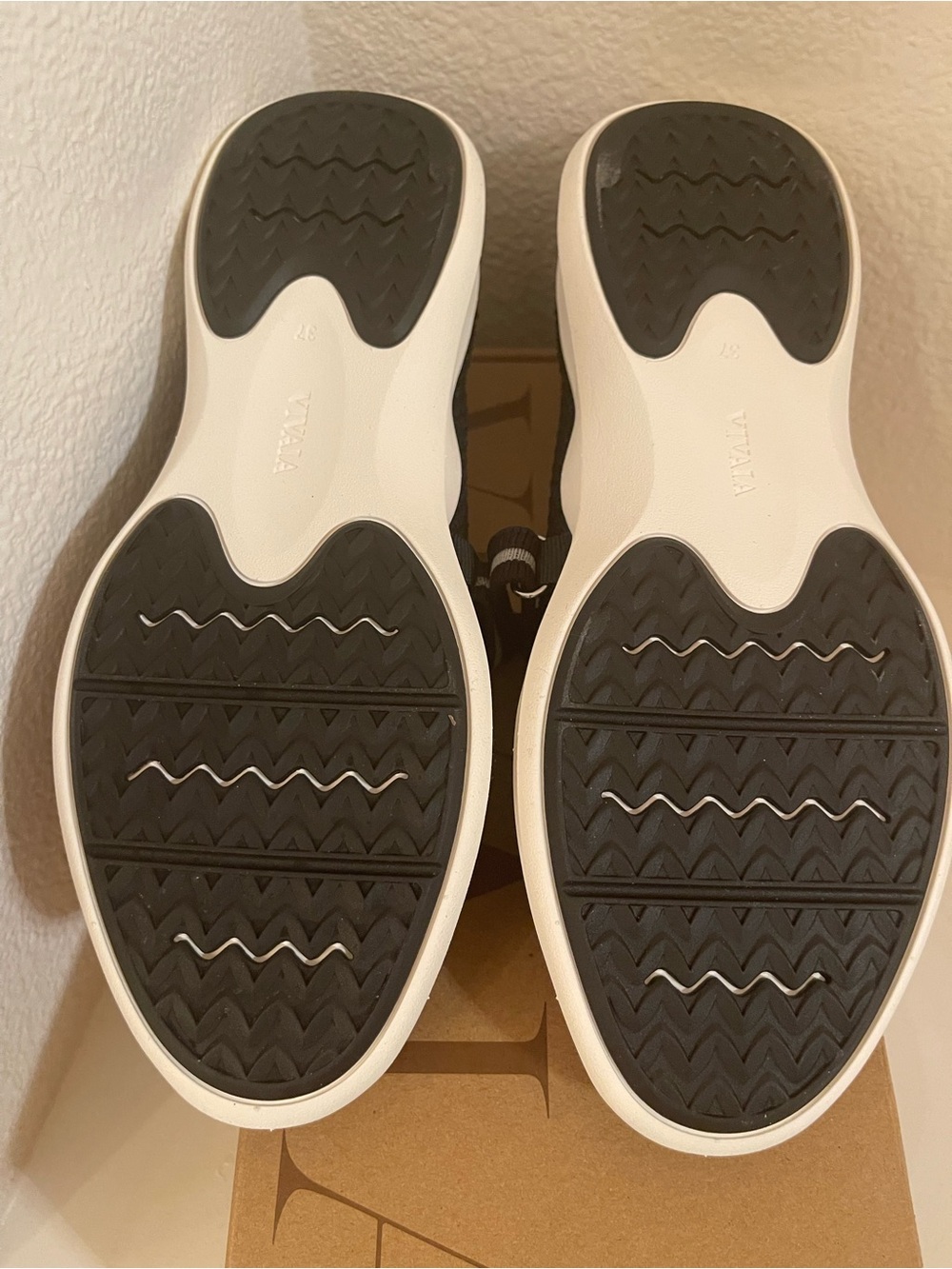 Vivaia Walker Pro Mesh Hybrid Mary Jane Isabeli Flats with Crossover Straps 6.5 - Picture 9 of 11